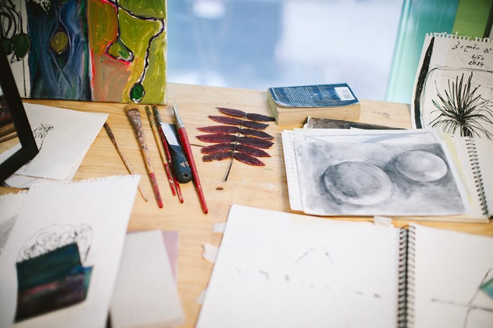 Les autoportraits d’Elene Shatberashvili passent aussi par d’autres genres de peintures, notamment des natures mortes