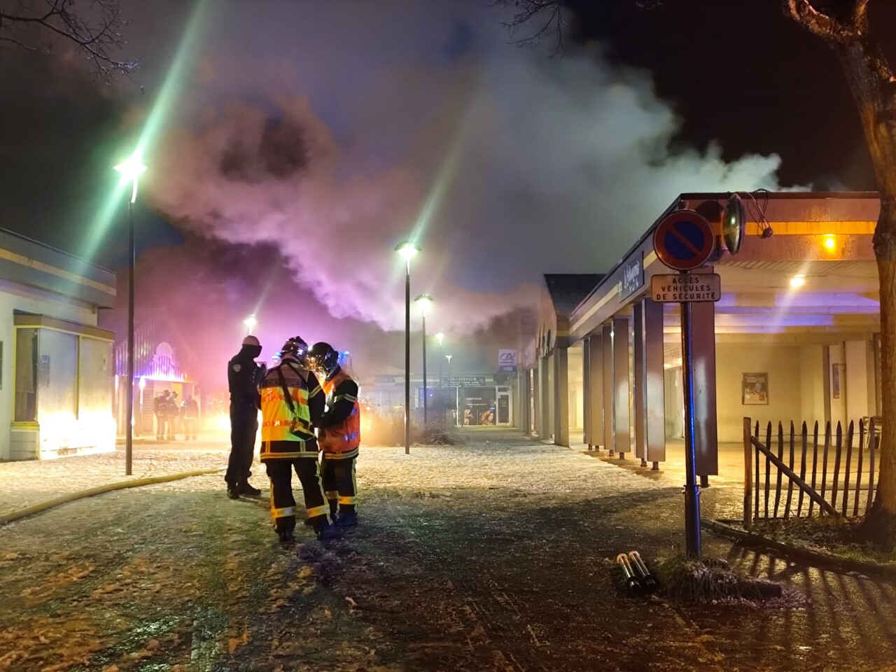 un gros incendie se déclare dans le centre commercial de la Bellangerais, les pompiers sur place