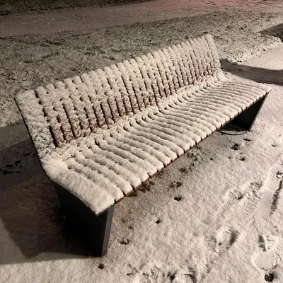 Un banc couvert de neige au parc de la butte Saint-Nicaise, tôt le mardi 06 janvier 2026.