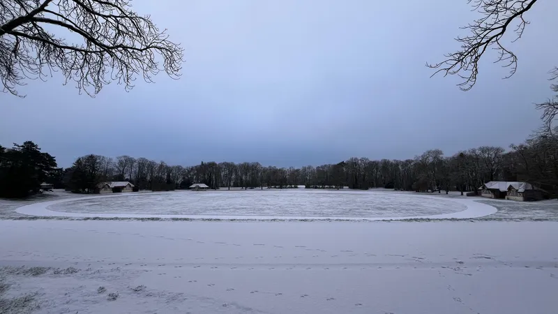 La vaste étendue de la plaine centrale du parc de Champagne, le mardi 06 janvier 2026, couverte de neige.
