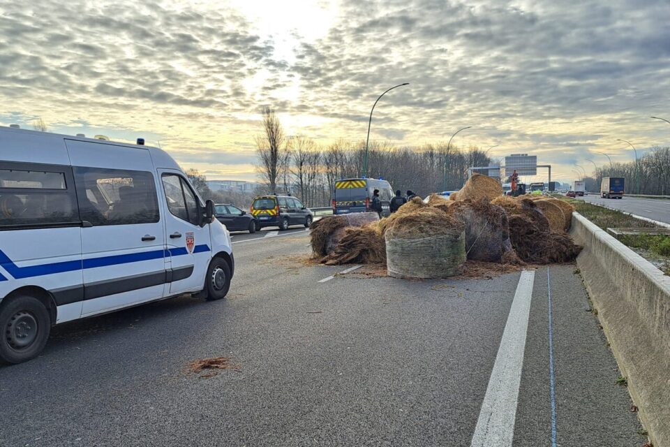 Les policiers au contact des agriculteurs, qui bloquent le périphérique à Balma.