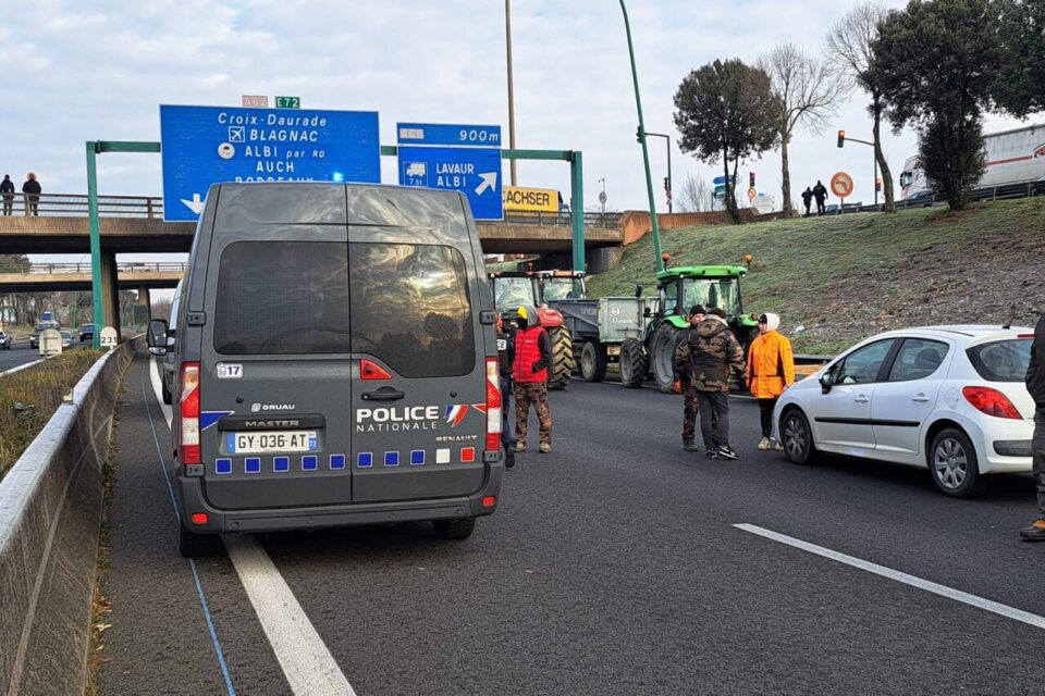 Les policiers au contact des agriculteurs, qui bloquent le périphérique à Balma.