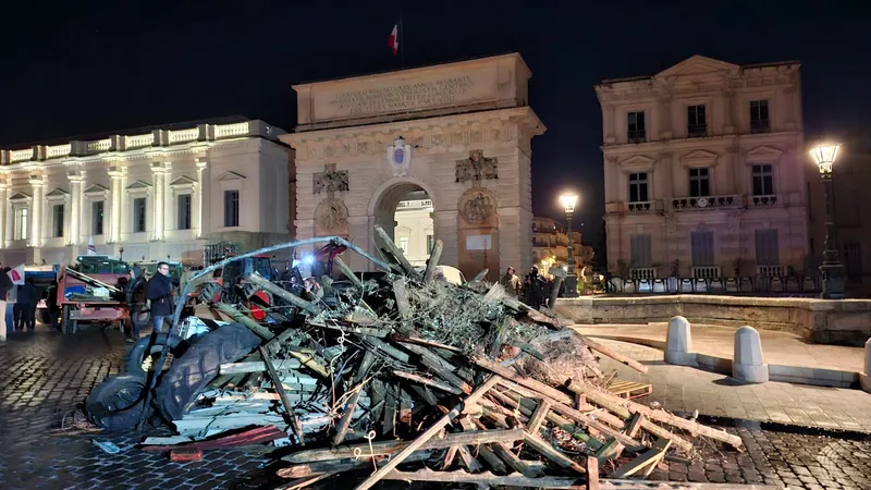 Divers déchets agricoles ont été déversés à quelques pas de l'Arc de triomphe, dans le centre de Montpellier, ce vendredi 9 janvier 2026.