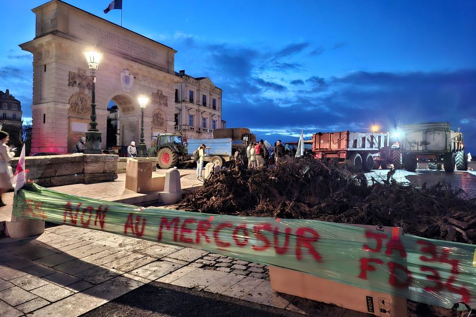 des tracteurs dans le centre de Montpellier, les manifestants dénoncent l'accord du Mercosur