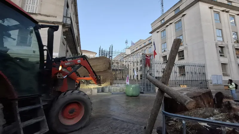 Les agriculteurs devant la préfecture de l'Hérault, à Montpellier. Ils dénoncent l'accord sur le Mercosur qui pourrait être signé à Bruxelles, malgré le désaccord de la France - 9 janvier 2026.