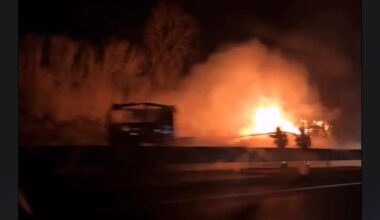 un impressionnant incendie de poids lourd est en cours en direction de Bordeaux