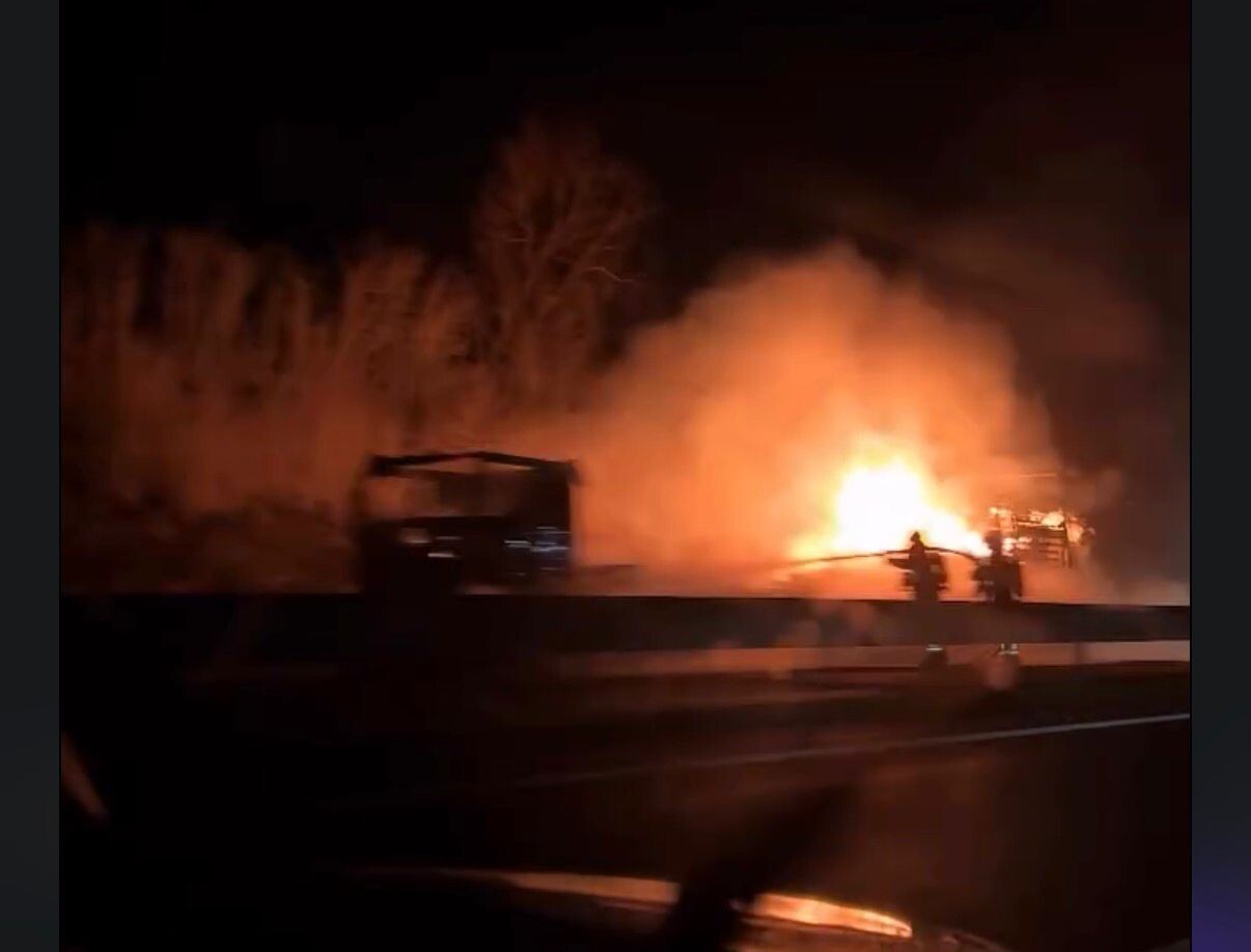 un impressionnant incendie de poids lourd est en cours en direction de Bordeaux
