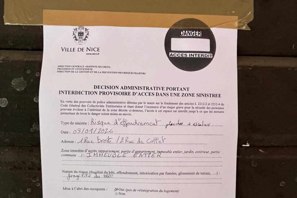 L'arrête d'interdiction d'accès au 1 rue Droite et 2 rue Collet dans le Vieux-Nice.