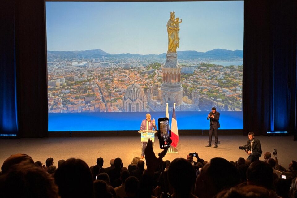 Une image de La Bonne-Mère, symbole de Marseille, était projetée tout au long des discours.