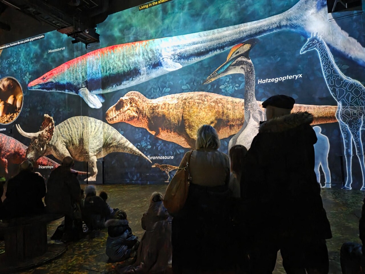 VIDÉO. À Paris, des dinosaures géants envahissent l’Atelier des Lumières avec une expérience immersive inédite