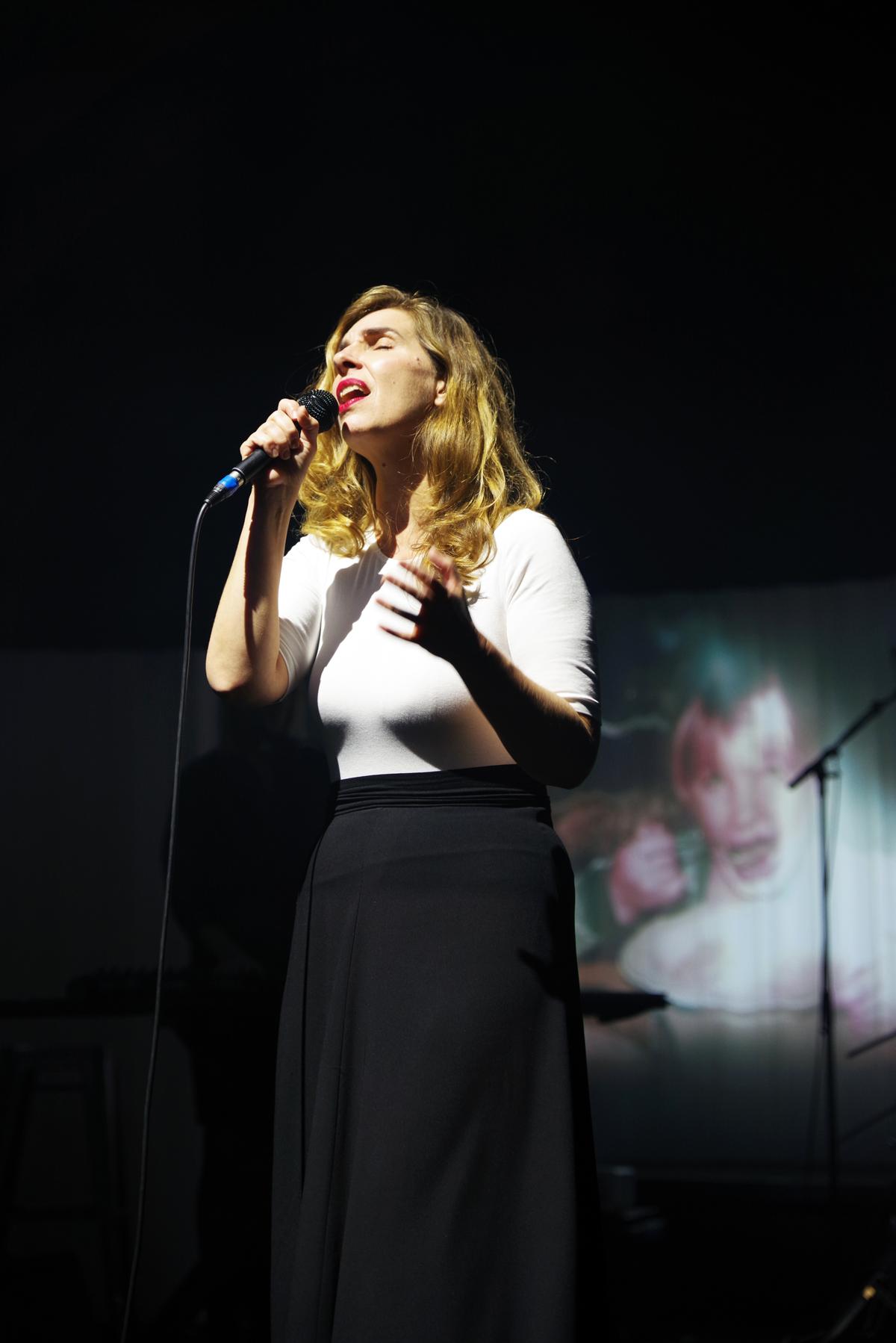 Barbara Carlotti sera « While My Guitar Gently Weeps » de Renaud Cojo/