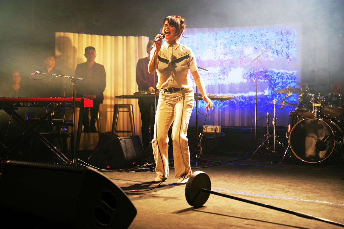 Françoiz Breut dans « While My Guitar Gently Weeps » de Renaud Cojo.