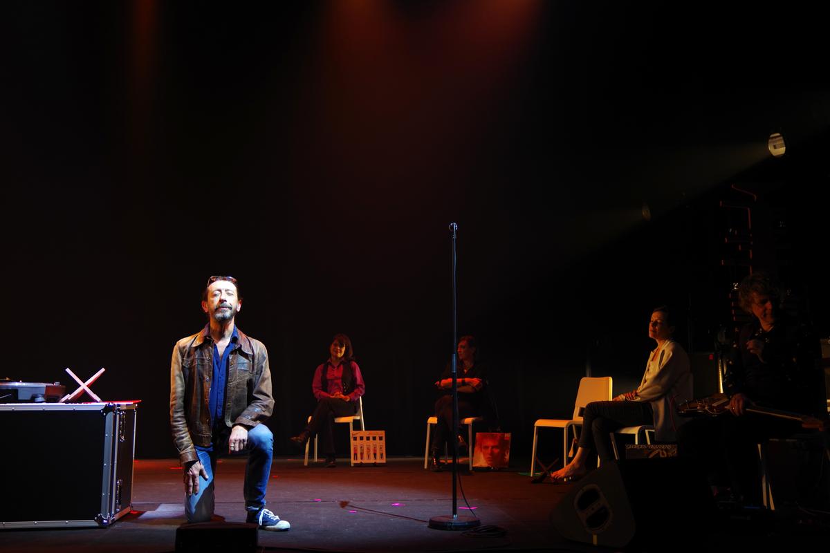 JP Nataf dans « While My Guitar Gently Weeps » de Renaud Cojo.