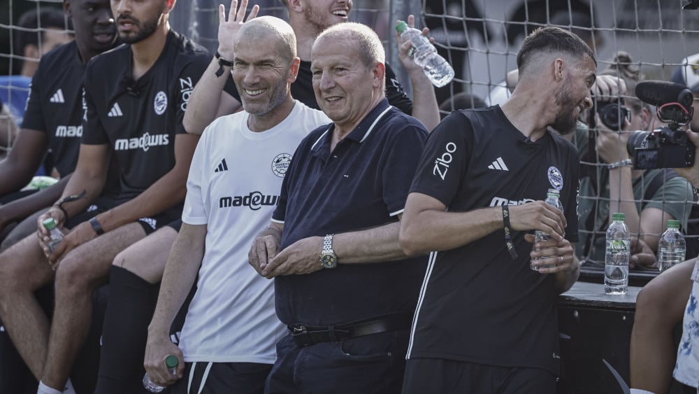 "Il a énormément compté pour moi", rend hommage Zidane... toutes les réactions