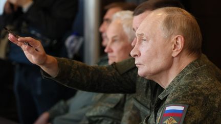 Sur cette photo de groupe diffusée par l'agence d'État russe Spoutnik, Vladimir Poutine assiste aux exercices militaires conjoints russo-biélorusses "Zapad-2025", sur un terrain d'entraînement de l'oblast de Nijni Novgorod, le 16 septembre 2025. (MIKHAIL METZEL / POOL)