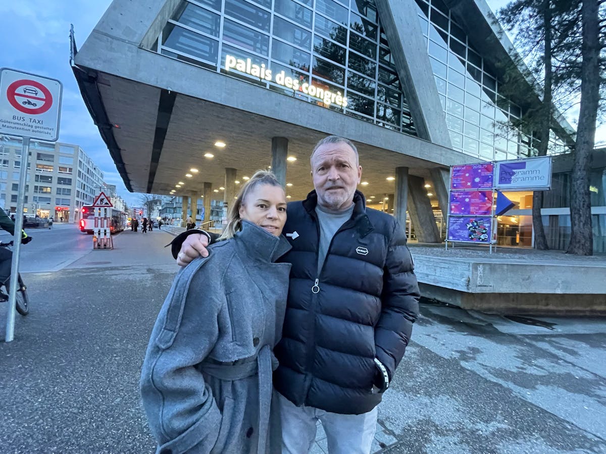 Anne-Marie et Jean-Luc devant le Palais des Congrès, QG biennois samedi prochain des fans de Léa.