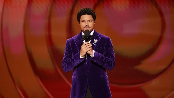 Trevor Noah, animateur des Grammy Awards, le 1er février 2026 à Los Angeles (Etats-Unis). (KEVIN WINTER / GETTY IMAGES NORTH AMERICA)
