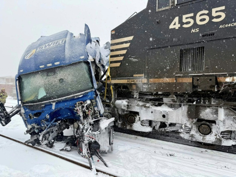 Photo fournie par la police de Gastonia (Caroline du Nord, Etats-Unis) montrant un semi-remorque percuté par un train de fret, le 31 janvier 2026 à Gastonia ( Gastonia Police Department / - )