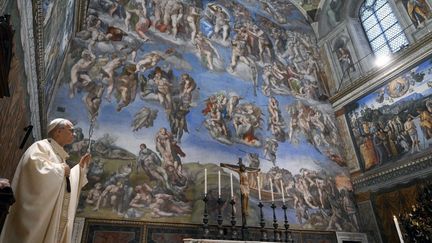 Le Pape Léon XIV, dans la Chapelle Sixtine, le 11 janvier 2026. (VATICAN MEDIA / CPP / HANS LUCAS)