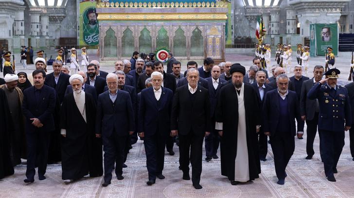 Les dirigeants iraniens (le président Masoud Pezeshkian est au centre) considèrent désormais les armées des pays européens comme des terroristes. 