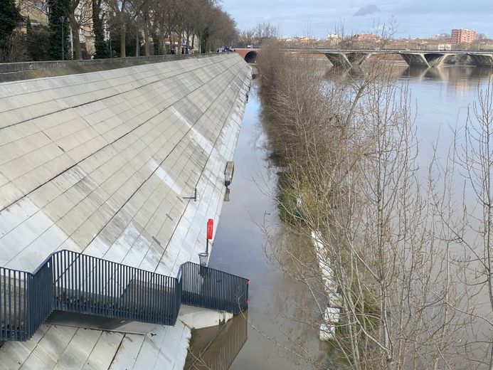Entre le pont Saint-Michel et le tunnel du Stadium, la Garonne a envahi les berges.