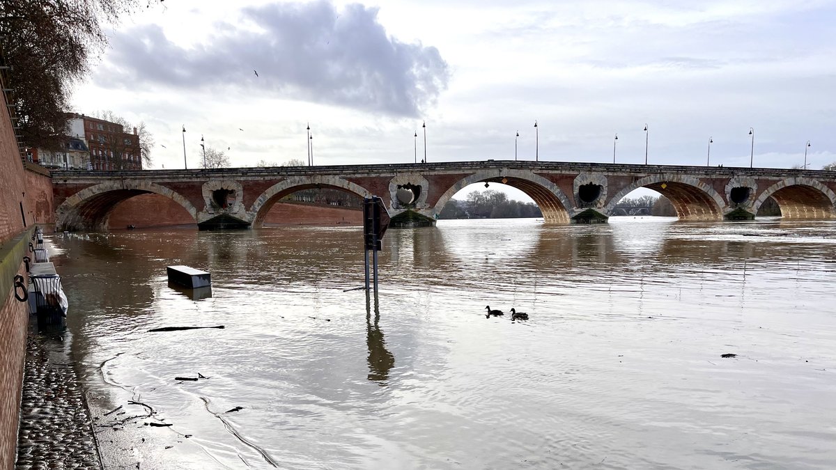 À Toulouse, les berges de la Garonne sont sous les eaux