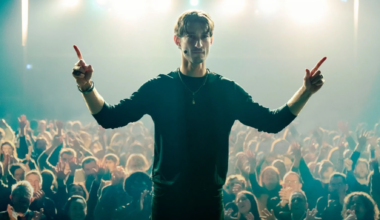 Dans « Gourou » avec Pierre Niney, il y a Cyril Hanouna, et ce n’est pas incongru du tout