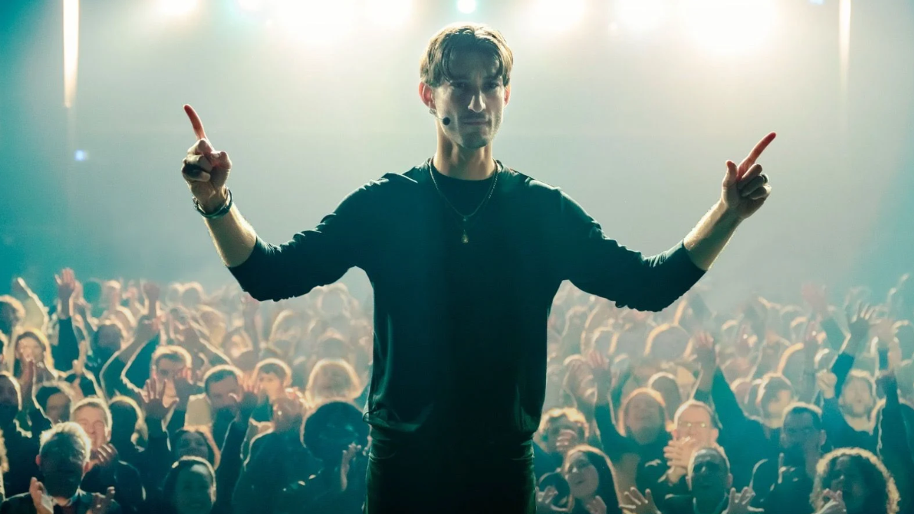 Dans « Gourou » avec Pierre Niney, il y a Cyril Hanouna, et ce n’est pas incongru du tout