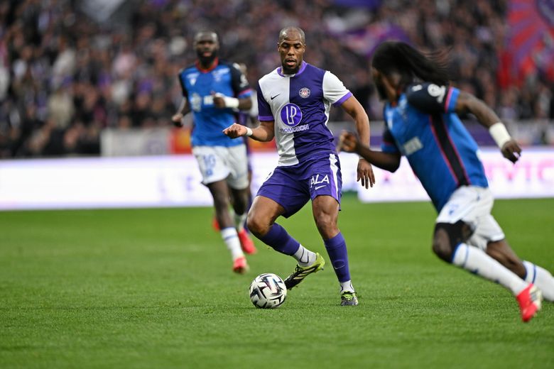 Sidibé, aligné piston droit face aux Ajaïstes.