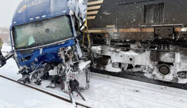 IMAGES Les roues du camion s’étaient enlisées dans la neige : un train pulvérise le poids-lourd à toute vitesse