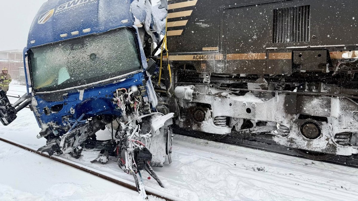 IMAGES Les roues du camion s’étaient enlisées dans la neige : un train pulvérise le poids-lourd à toute vitesse