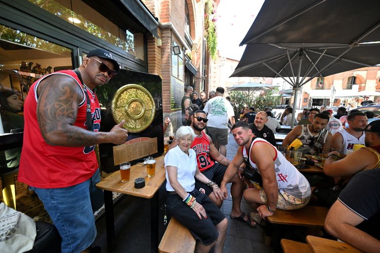 Les joueurs du Stade Toulousain fêtent leurs titres Chez Tonton.