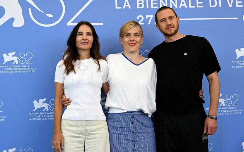 Valérie Donzelli, entourée de Virginie Ledoyen et Bastien Bouillon, à Venise en août 2025.