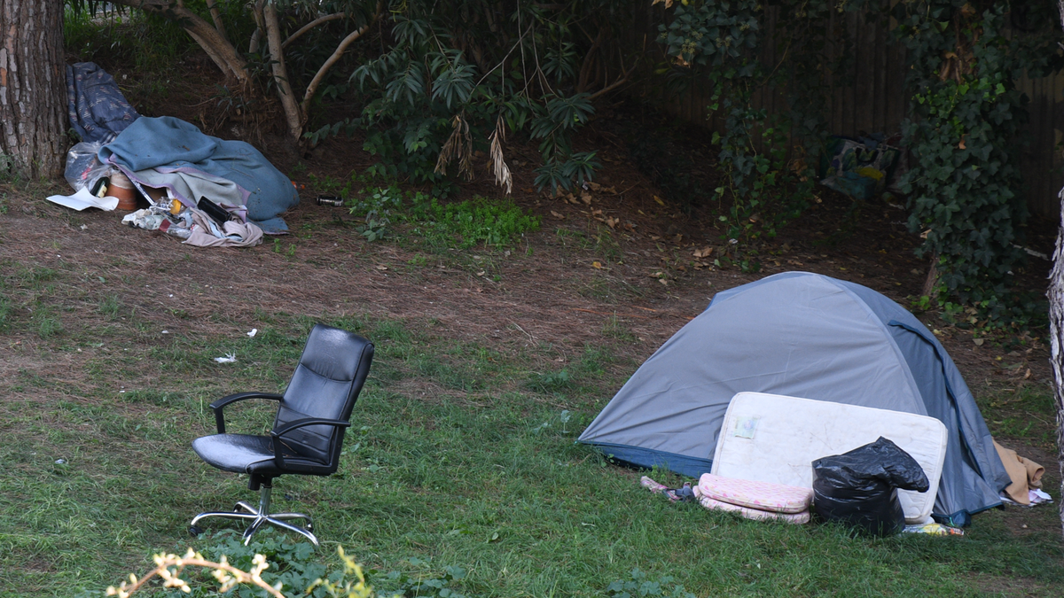 Victime d’un arrêt cardiaque, un sans domicile fixe de 43 ans retrouvé mort dans un abri de fortune à Montpellier