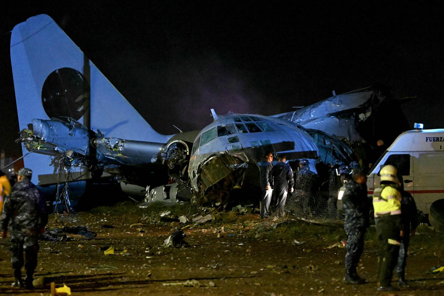 au moins 20 morts dans l’accident d’un avion militaire, et des billets de banque dispersés au sol