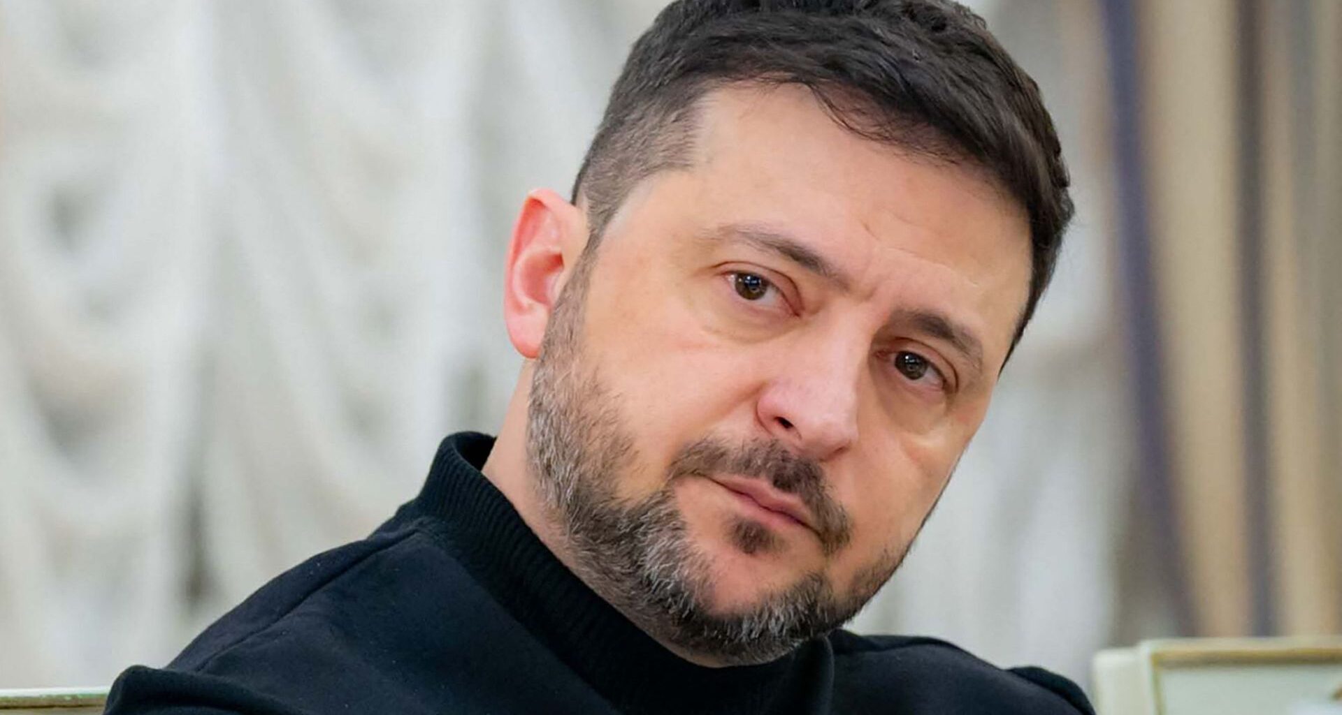 Volodymyr Zelensky évoque une 'désescalade' avec la Russie et dit croire à une 'paix digne et durable'