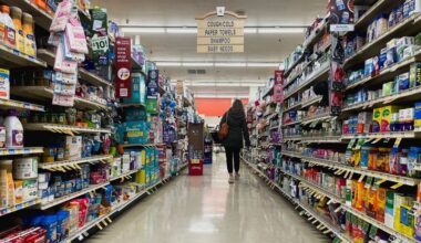 USA : la confiance du consommateur s'améliore, selon l'UMich