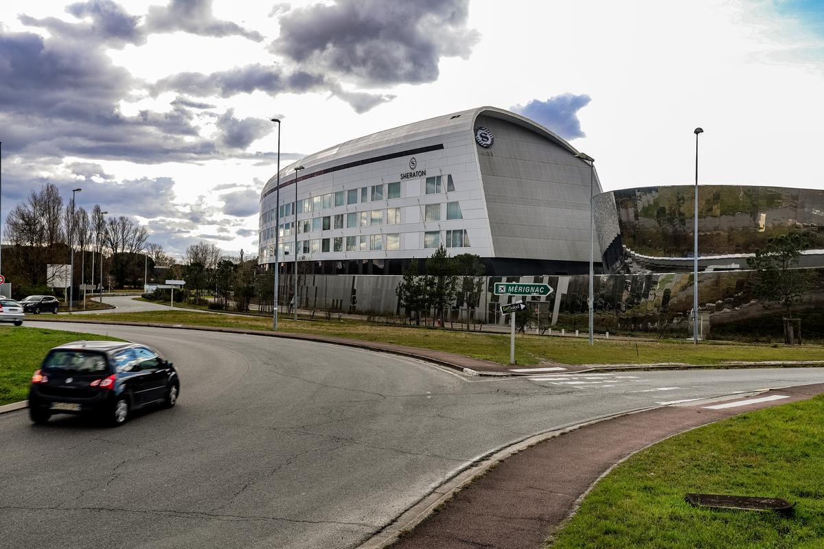 l’hôtel Sheraton et le centre Blue Bamboo, paquebot et totem vidés et fermés depuis plus d’un an