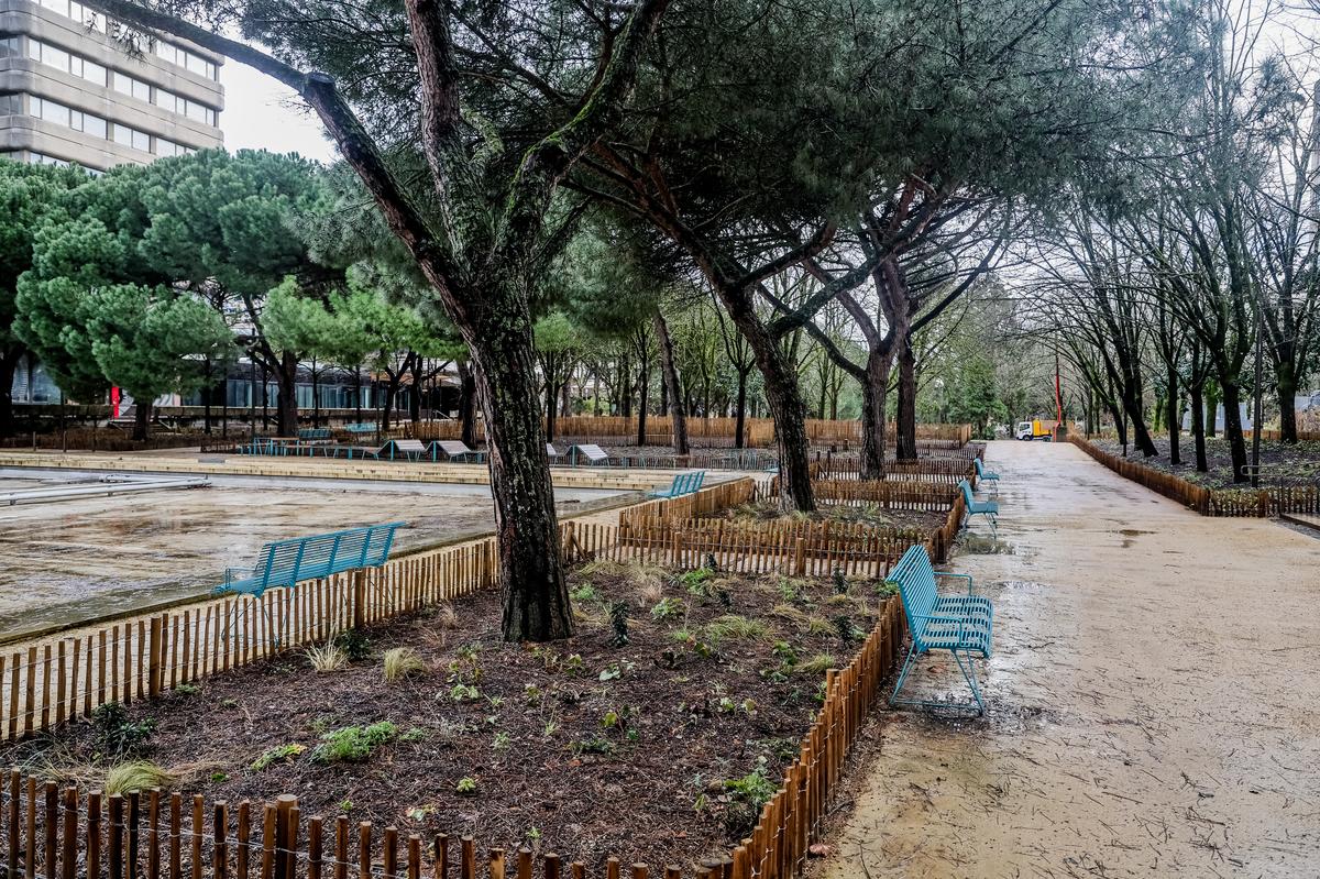 L’esprit « côte landaise » voulu par le concepteur de l’esplanade dans les années 1970, est accentué par le choix d’un mobilier de couleur bleue.