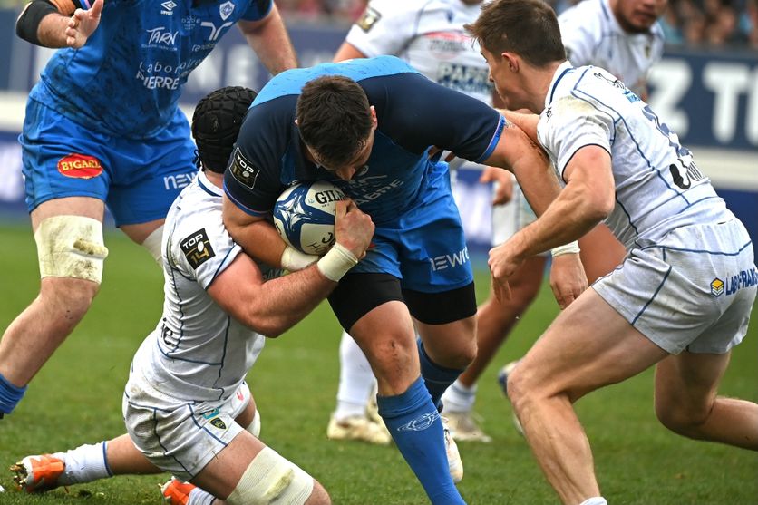 Aurélien Azar avec le ballon pour Castres le 31 janvier 2026