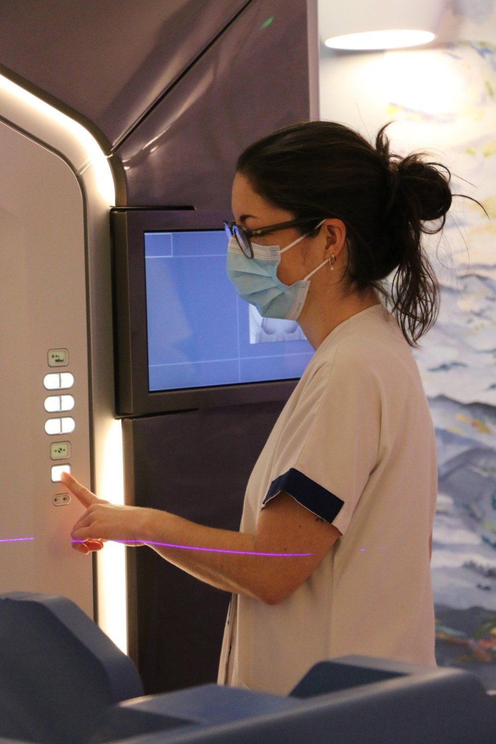 Une formation d'un an a été suivie par une vingtaine de personnes de l'équipe médicale, physique et paramédicale. A chaque séance, il est impératif que deux manipulateurs, un médecin et un physicien soient présents.