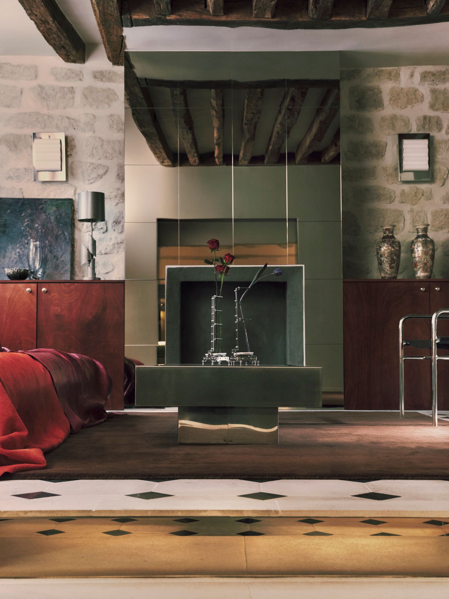 Le salon depuis la cuisine. Tout le travail de Chaille a t de travailler cet axe traversant entre deux anciens immeuble...