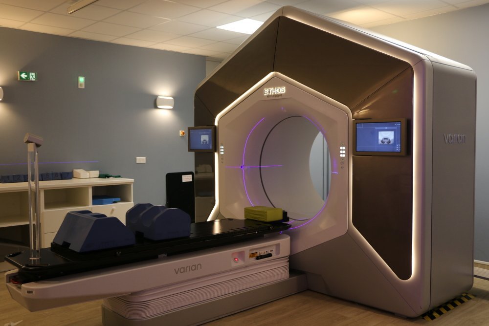 Cette avancée a nécessité un investissement matériel de 4,5 millions d'euros. Cette innovation existe déjà dans d'autres villes comme à l'hôpital Tenon à Paris, l'ICM de Montpellier ou encore au Centre Sainte-Catherine à Avignon.