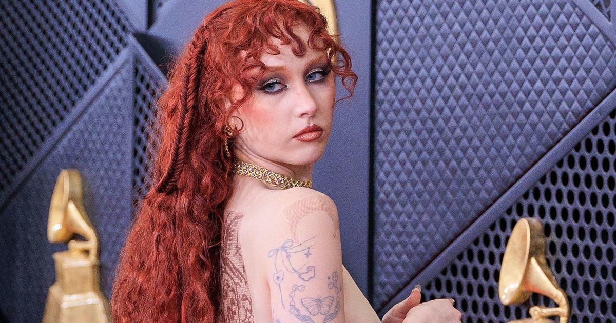 Aux Grammy Awards, la naked dress Mugler accrochée aux tétons de Chappell Roan fait tourner les têtes