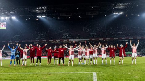 Cologne : Un arbitre fait sa demande en mariage devant 50 000 personnes : Sports