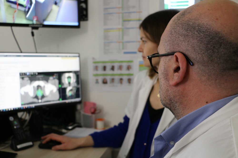 Anne Gasnier, physicienne médicale, assure la distribution quotidienne de rayons X au patient pendant les séances. Pascquale Vitucci, médecin, autorise le traitement tout en vérifiant qu'il n'affecte pas les autres organes.