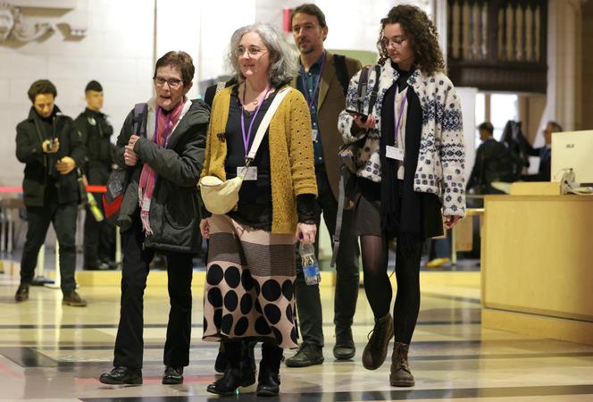 Gaëlle Paty, la sœur de Samuel Paty (au centre) et sa mère, Bernadette Paty (à gauche), au tribunal d’assises spécial de Paris, le 8 novembre 2024.
