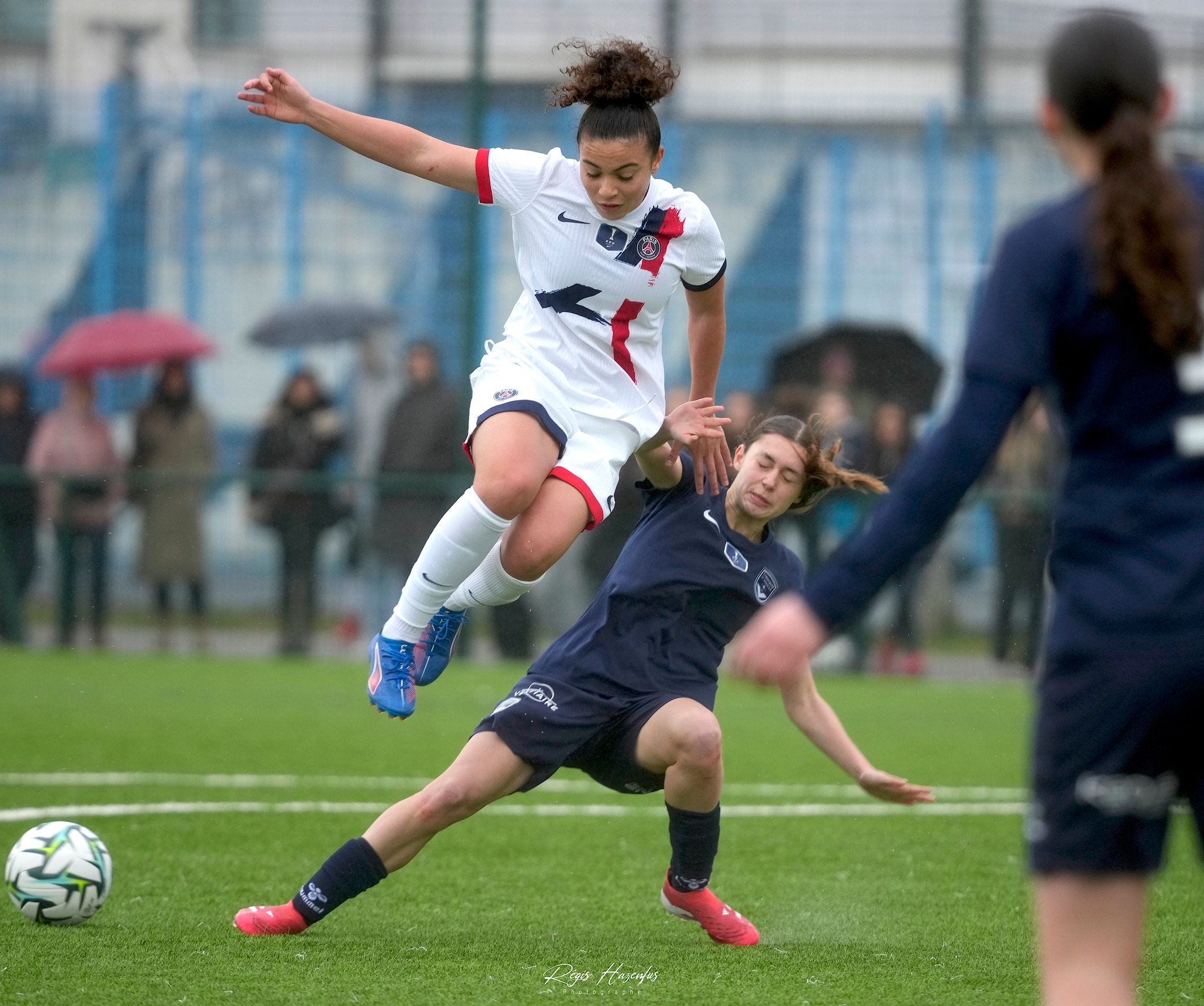 Peut ĂŞtre une image de football, football et texte