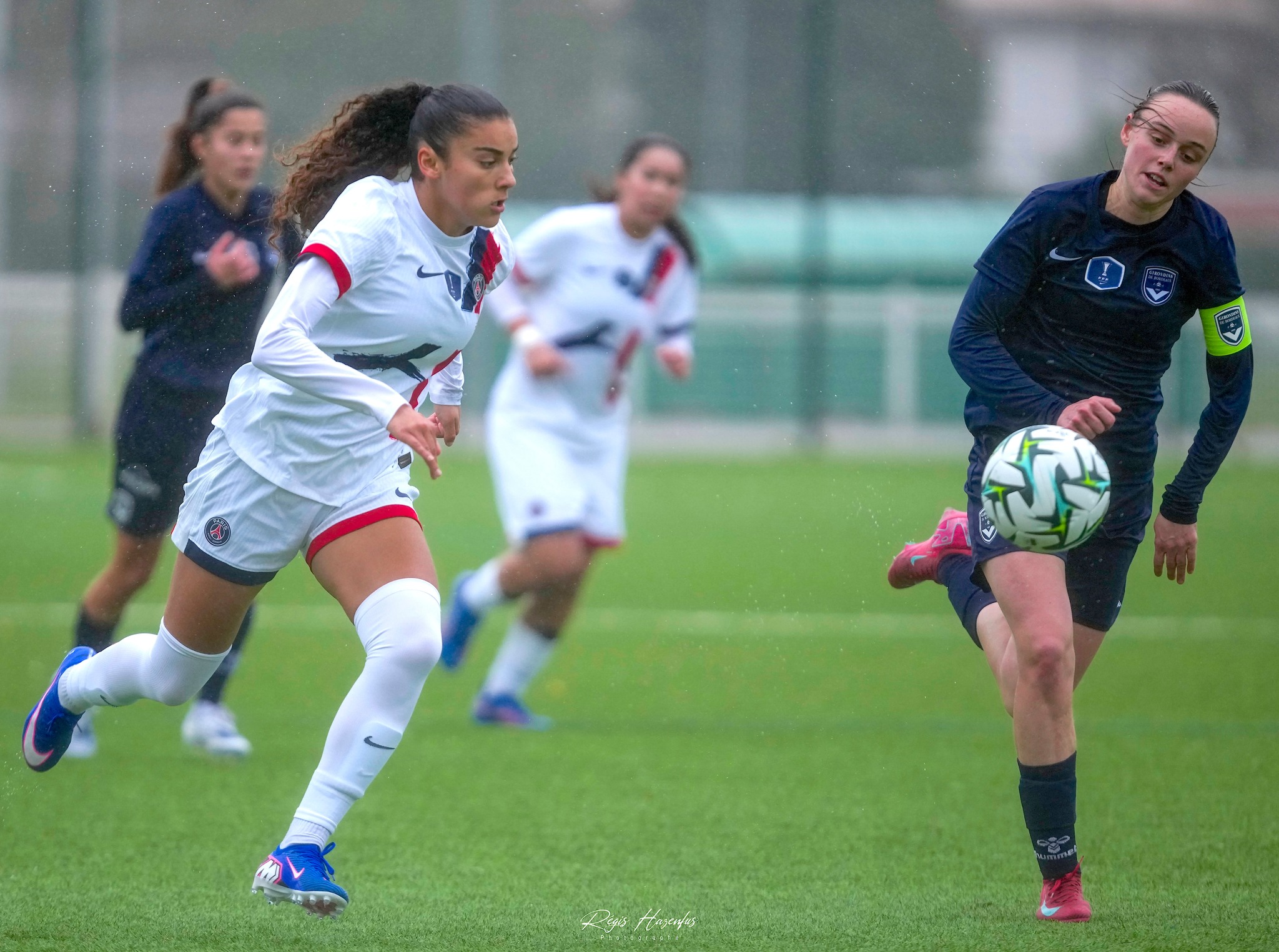 Peut ĂŞtre une image de football, football et texte