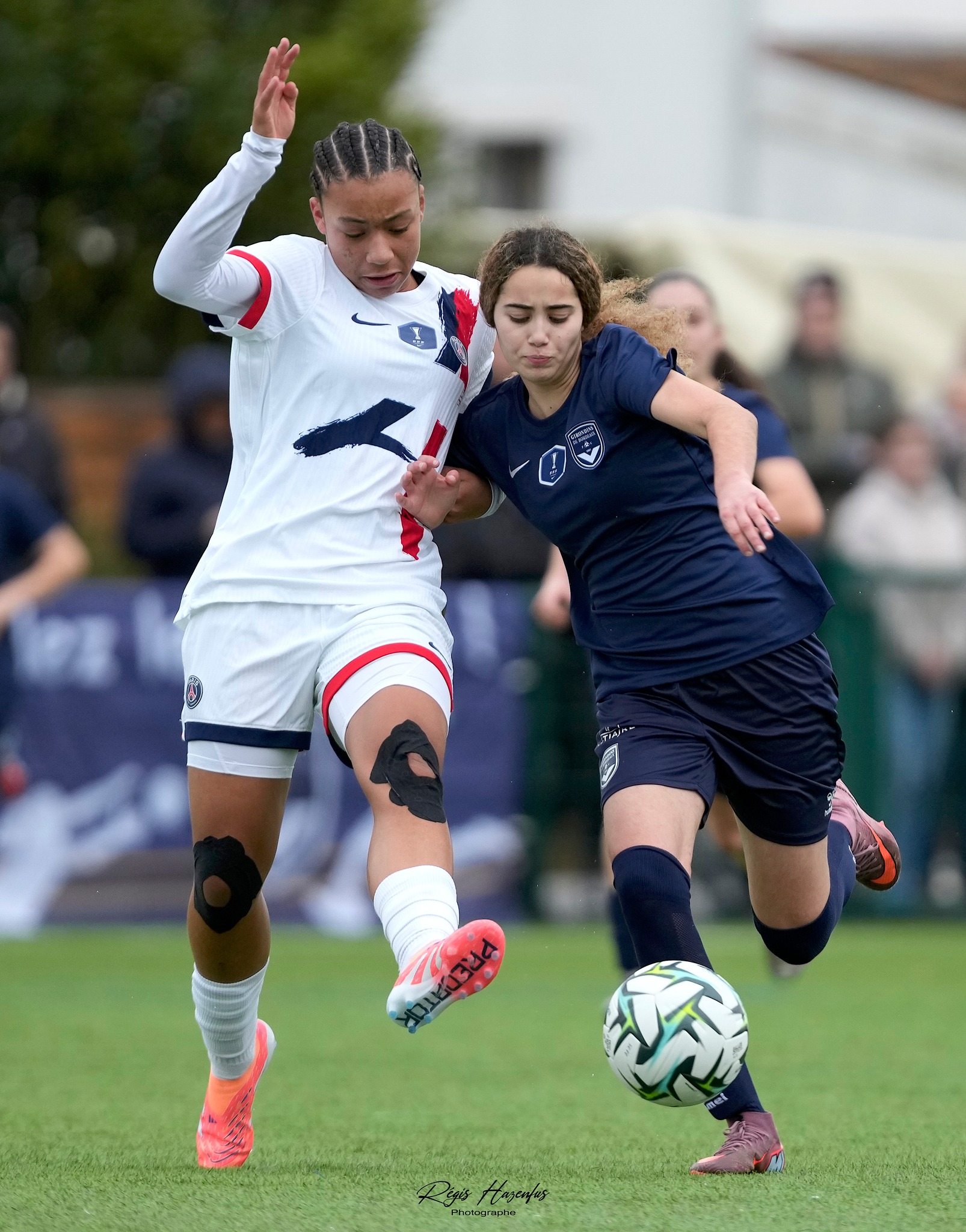 Peut ĂŞtre une image de football, football et texte